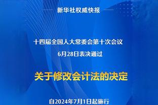 不愧是我看上的！滕哈赫赛后拥抱霍伊伦，将后者的头揽进胸口